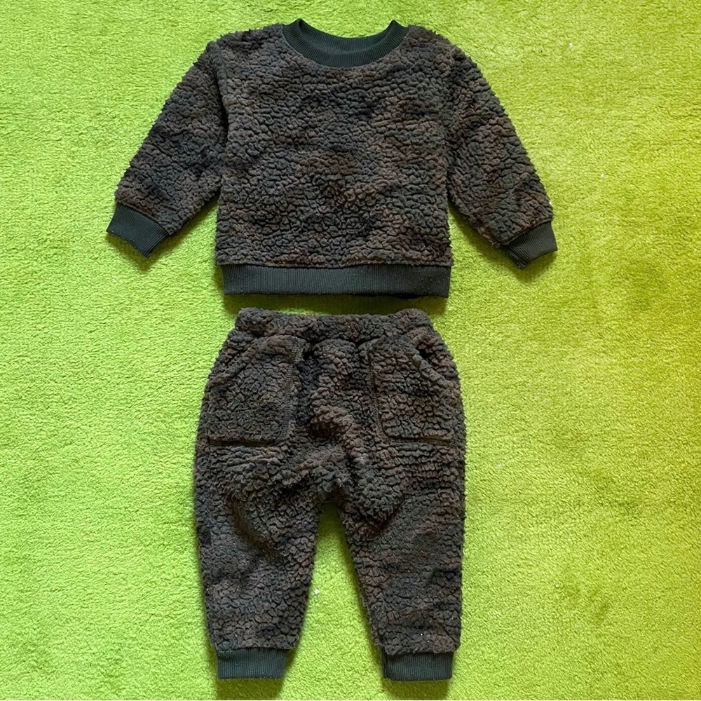 Old Navy Unisex Sherpa Top and Jogger Pants Set for Baby - size 12-18M